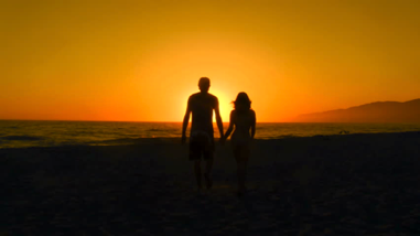 日出时牵手的情侣