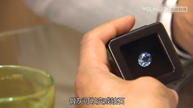 《跳跃生命线》剧照——珠宝店中麦在田手捧着章蕙芯的骨灰钻石