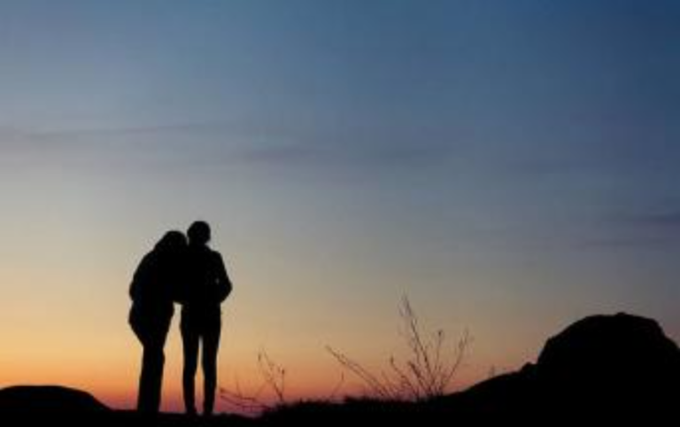 治愈系——女孩和妈妈依偎看日出